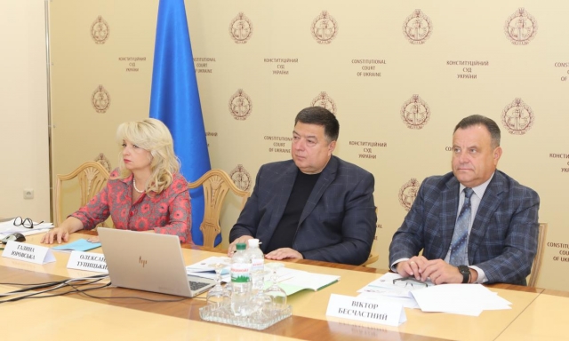 Глава Конституционного суда Украины (КСУ) Александр Тупицкий (в центре) 