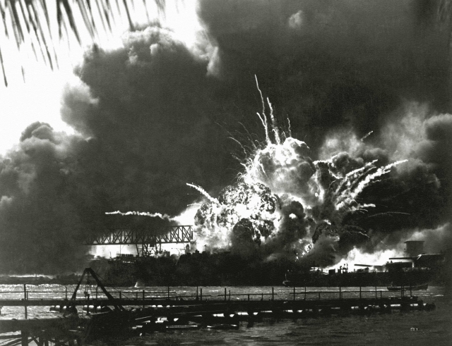 Взрыв Шоу (USS SHAW) во время японской атаки Перл-Харбора, 7 декабря 1941