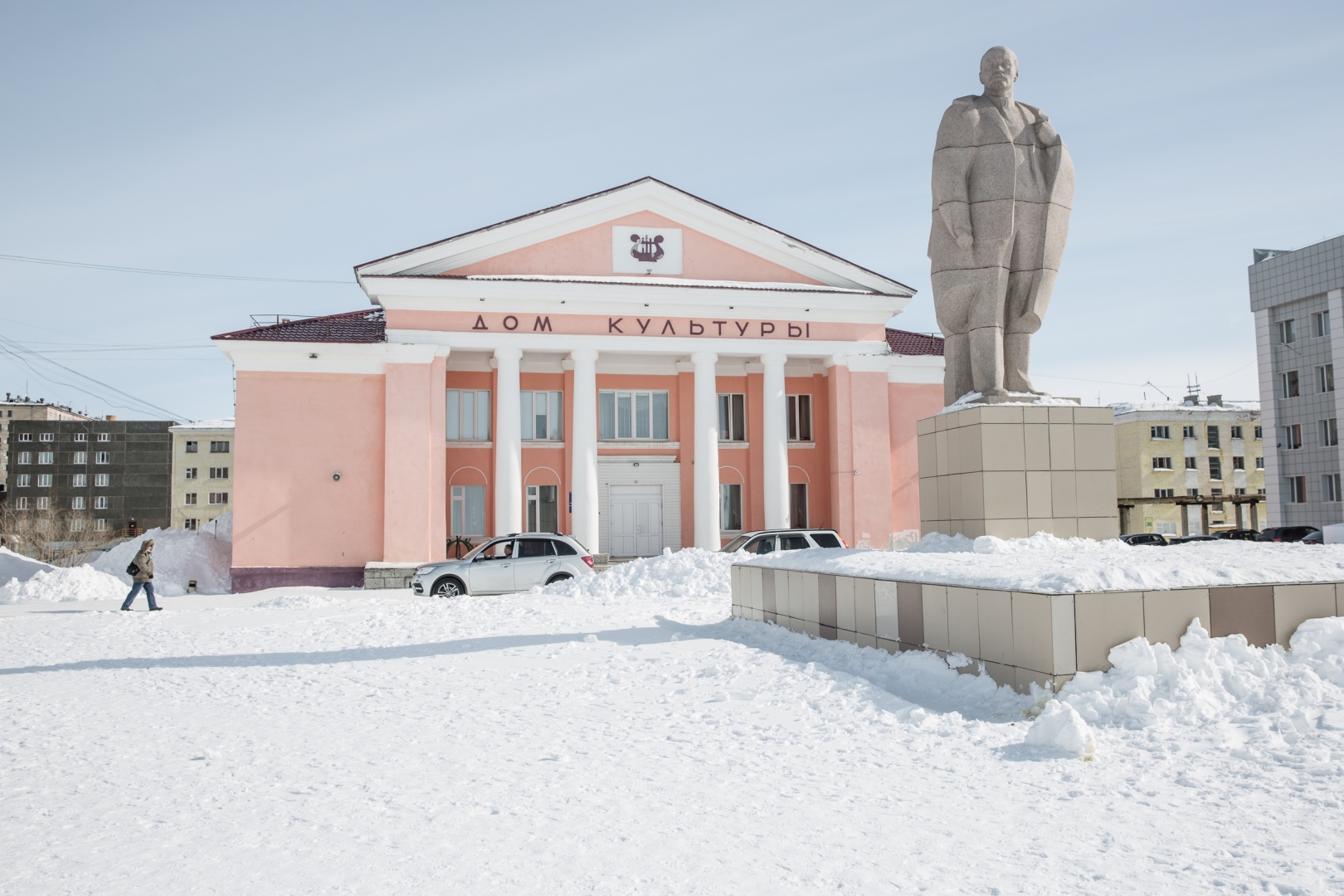 В Дудинке, как и в большинстве российских городов, есть памятник Владимиру Ленину. На заднем плане — Дом культуры