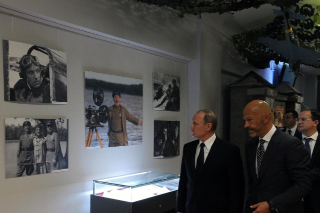 Президент России Владимир Путин на киностудии «Ленфильм» с Фёдором Бондарчуком 