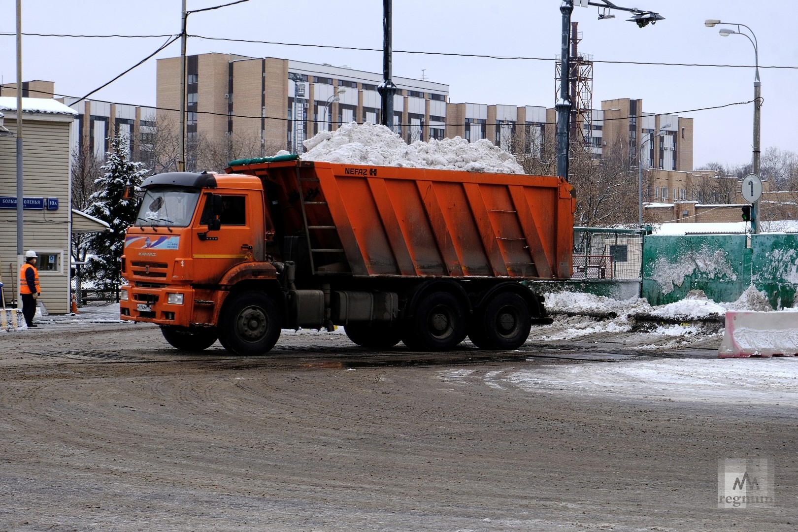 Вывоз снега камаз 65115. Самосвалы нагруженные снегом. Трактор jcb зимой. Грузовик для уборки снега. Уборка снега самосвал.