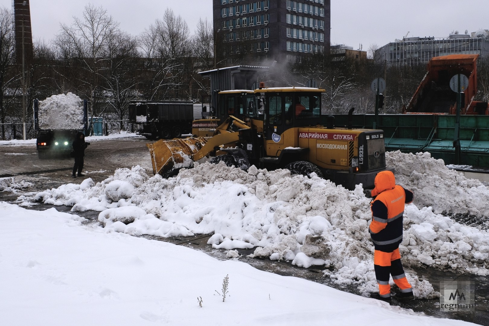 Москва снег. Ковш для снега. 500мм снега. Снегопад в Москве. Сугробы в Москве.