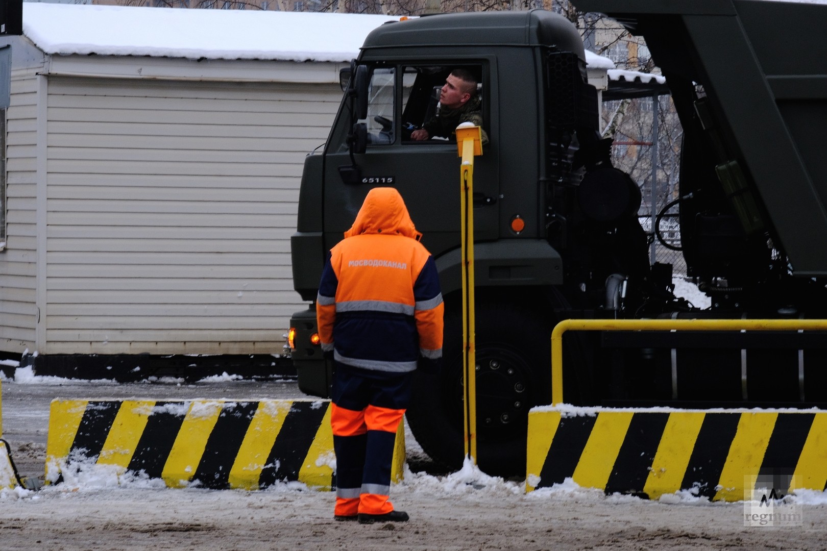 Измерение объема снега в кузове автотранспорта