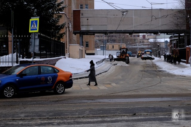 Снег исчез. Снегопад в городе. Сугробы в Москве. Снег в Москве. Сугробы в городе.