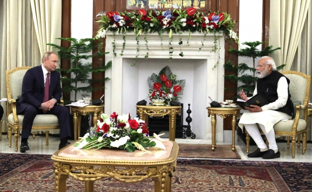 Президент России Владимир Путин с премьер-министром Индии Нарендрой Моди во время российско-индийских переговоров