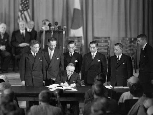 Премьер-министр Японии Сигэру Ёсида подписывает Сан-Францисский мирный договор с Японией