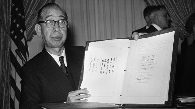 Премьер-министр Японии Нобусукэ Киси после подписания договора о взаимном сотрудничестве и гарантиях безопасности между США и Японией в Белом доме, 19 января 1960 года