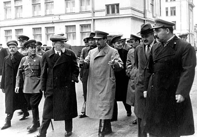 Руководители ВКП(б) в Кремле.В первом ряду справа налево: Л.М. Каганович, В.М. Молотов, И.В. Сталин, М.И. Калинин, Н.И. Ежов, А.А. Андреев. 1937