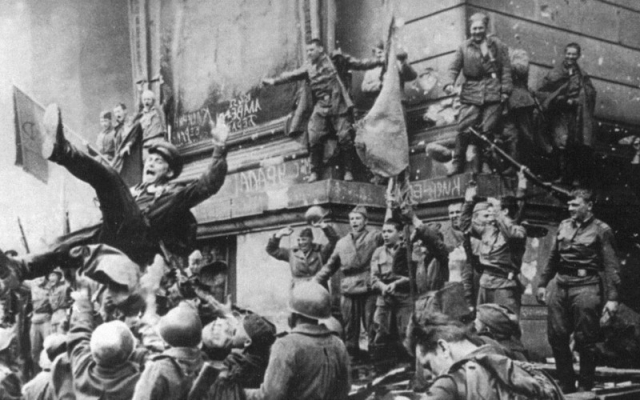 Красноармейцы у здания Рейхстага. Берлин. 1945