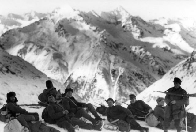 Немецкие солдаты на привале в горах Северного Кавказа