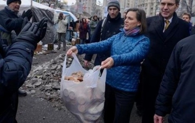 Нуланд раздает печеньки на Майдане