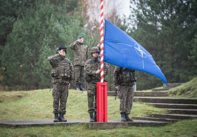 Поднятие флага НАТО