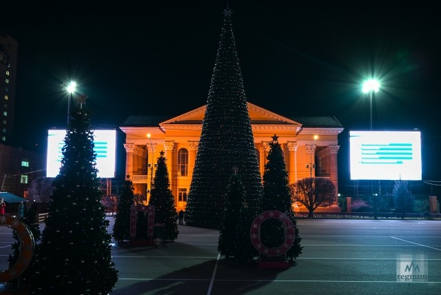 Новогоднее убранство площади Ленина в центре Ставрополя