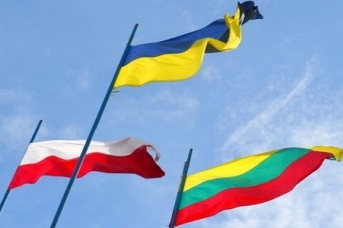 Флаги Польши, Литвы и Украины. Европейский центр UMCS