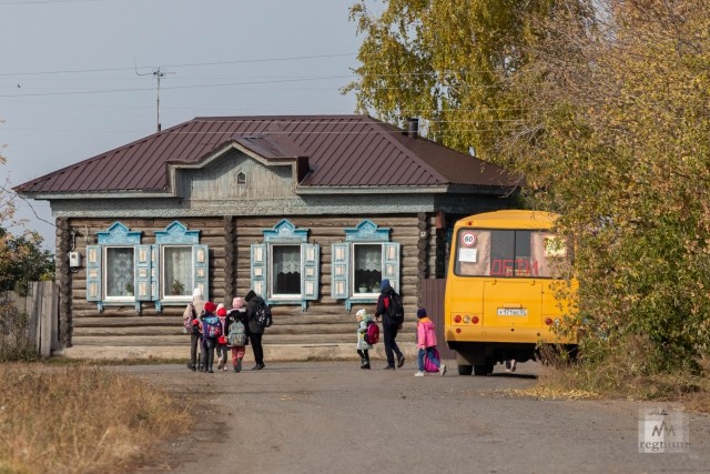 Школьный автобус в деревне