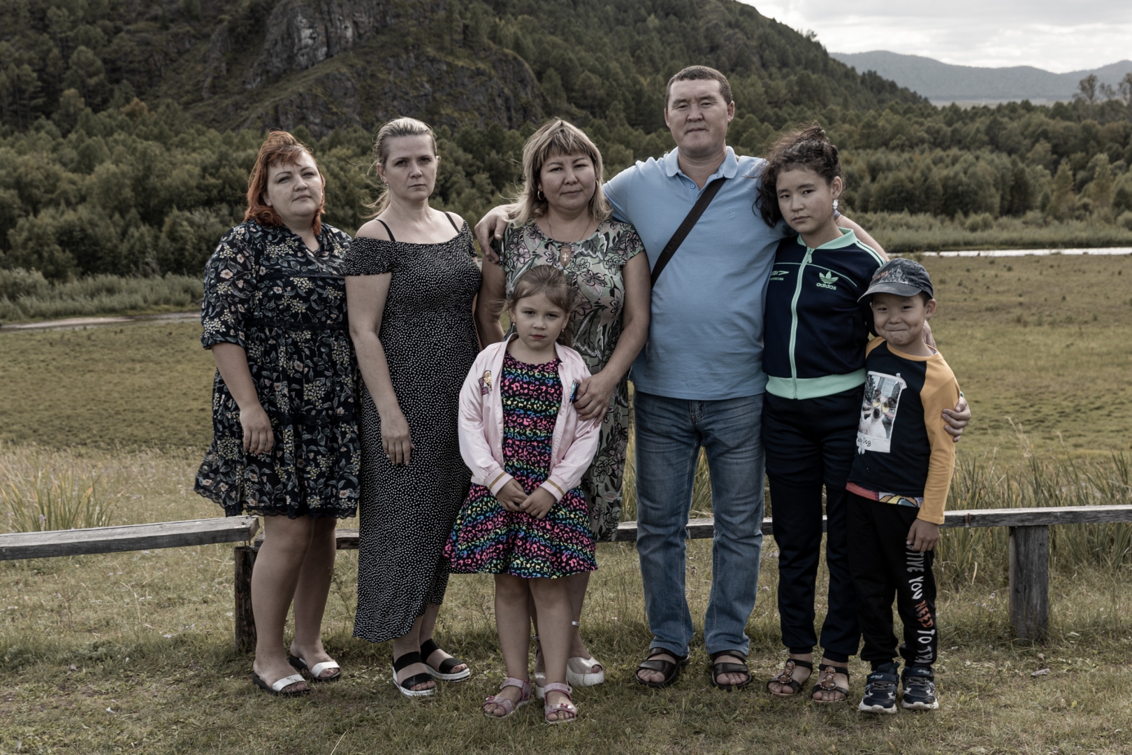 Семья Виктории (в центре) долгое время жила в Красноярске. Она говорит, что почувствовала необходимость вернуться и жить на своей земле. 