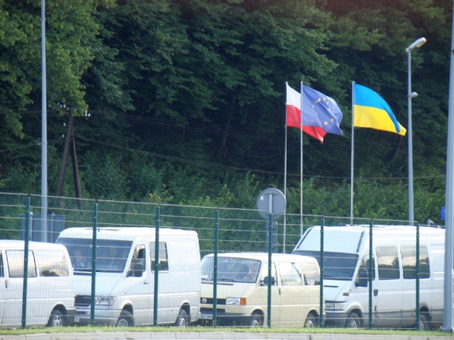 На польско-украинской границе. Флаги Польши, Евросоюза и Украины