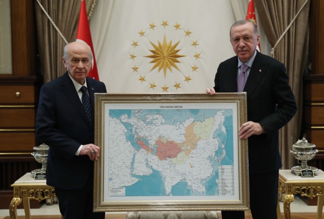Девлет Бахчели и Реджеп Тайип Эрдоган с картой «тюркского мира»