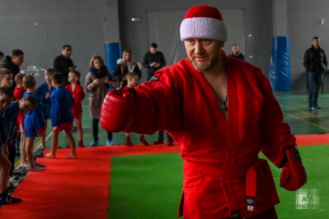 Игорь Рамхен в образе Деда Мороза