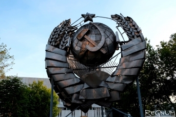 Монументальная скульптура советского периода «CCCР – оплот мира». Стрельцова Наталья © ИА REGNUM