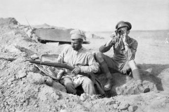 Армянский солдат и британский офицер. Окрестности Баку, август 1918