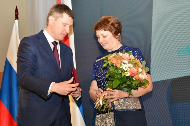 Наталье Шагулиной вручают медаль «За отвагу» 