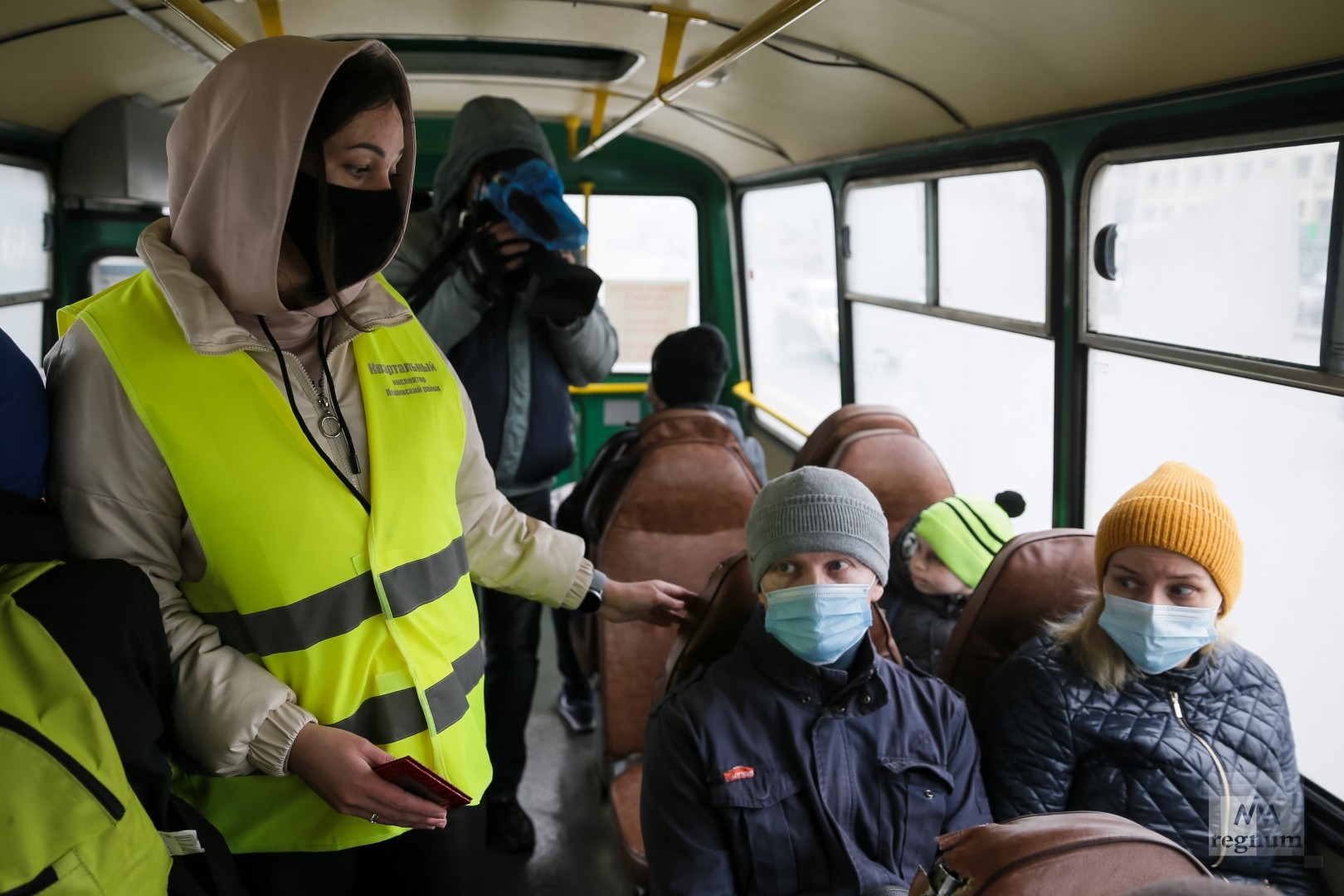 Инспектор проверяет соблюдение масочного режима в салоне автобуса в Екатеринбурге. 