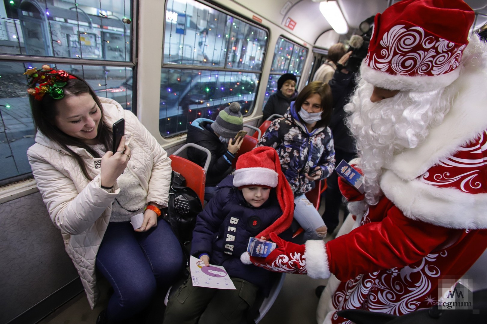 Дед Мороз дарит пассажирам сладкие подарки
