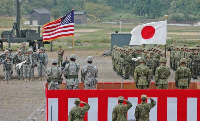 Солдаты Японии и США на военных учениях 