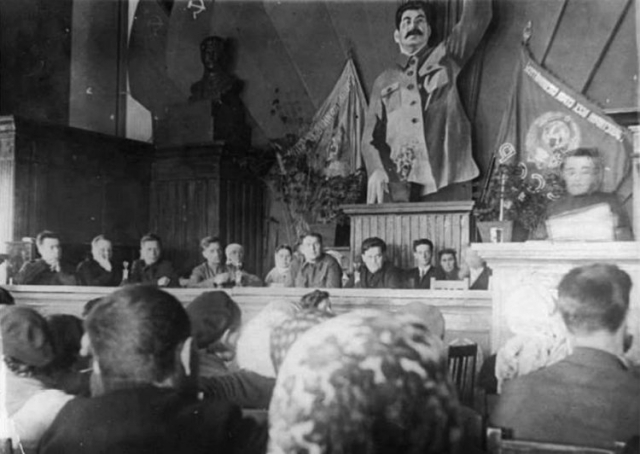 Заседание Сахалинского Обкома, в центре за столом — Дмитрий Крюков