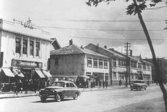 Участок ул. Ленина, где ныне располагается мэрия г. Южно-Сахалинска. 1948