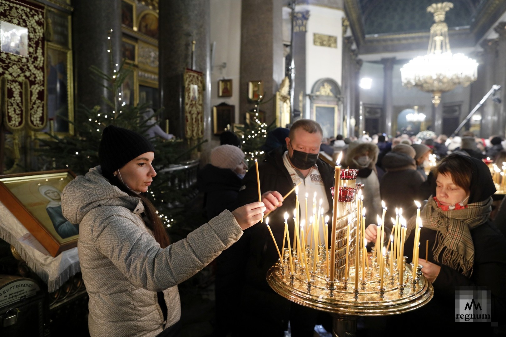 Верующие во время Рождества Христова в Казанском кафедральном соборе 
