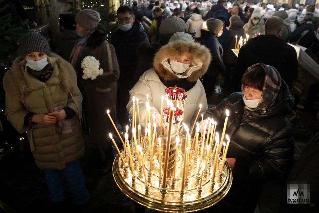 Верующие во время Рождества Христова в Казанском кафедральном соборе 