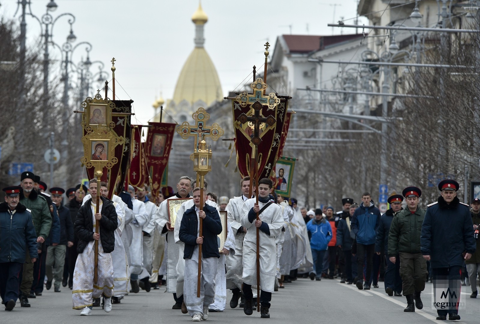 Крестный ход от Покровского собора до площади Нахимова