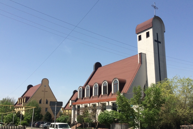 Римско-католический кафедральный Собор Пресвятой Троицы в Алма-Ате 