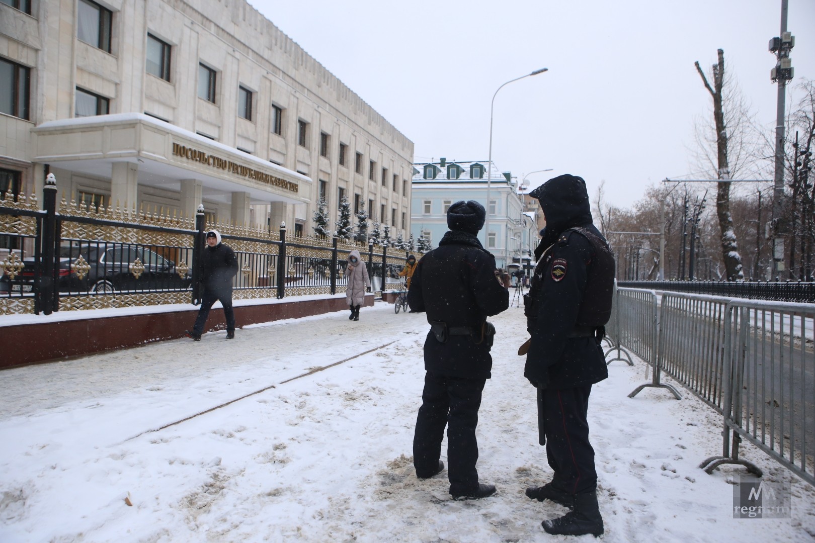 У посольства дежурит полиция