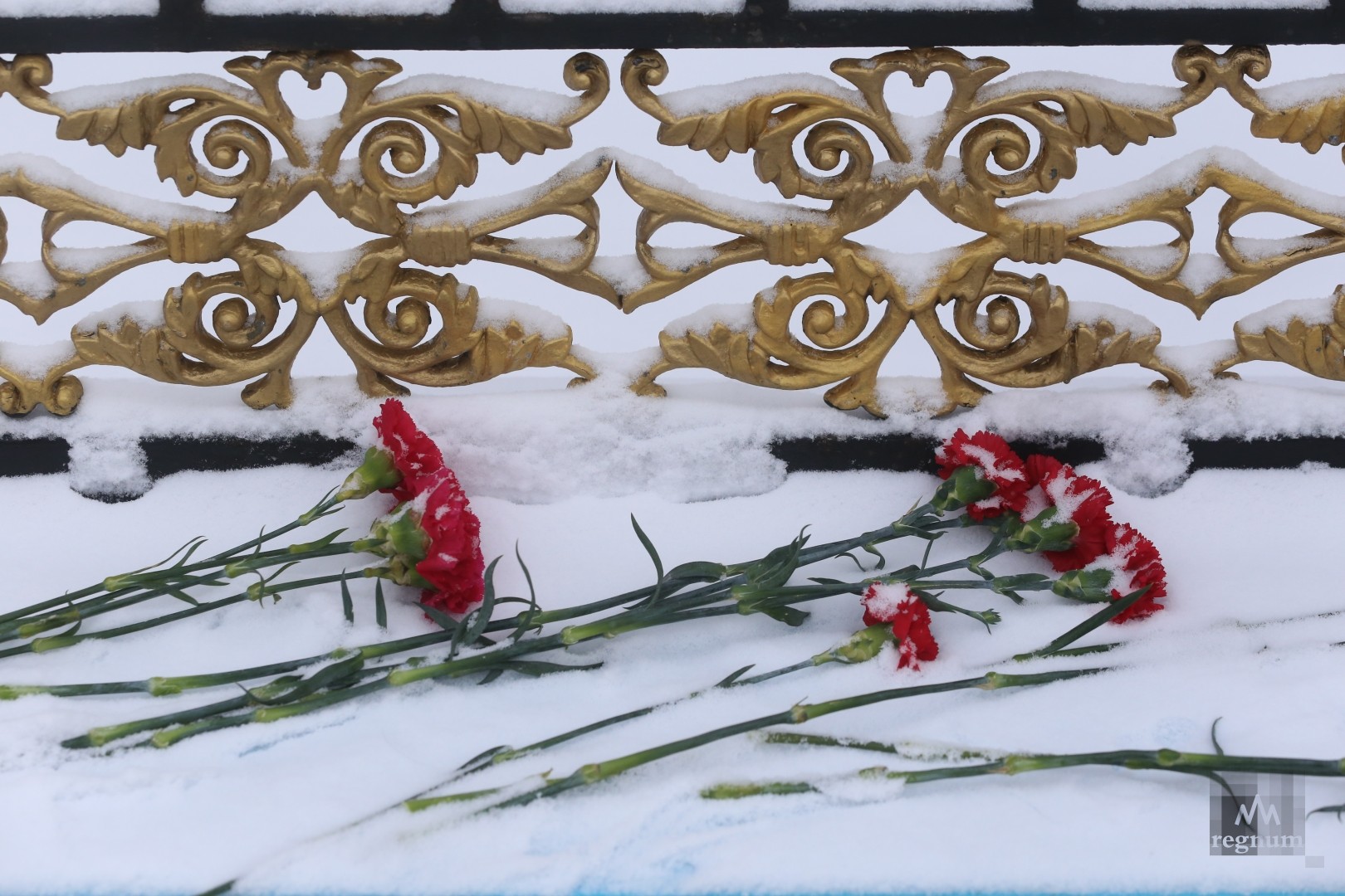 Цветы у посольства Казахстана 