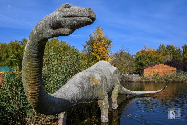 Фигура динозавра в водоеме Ростовского зоопарка
