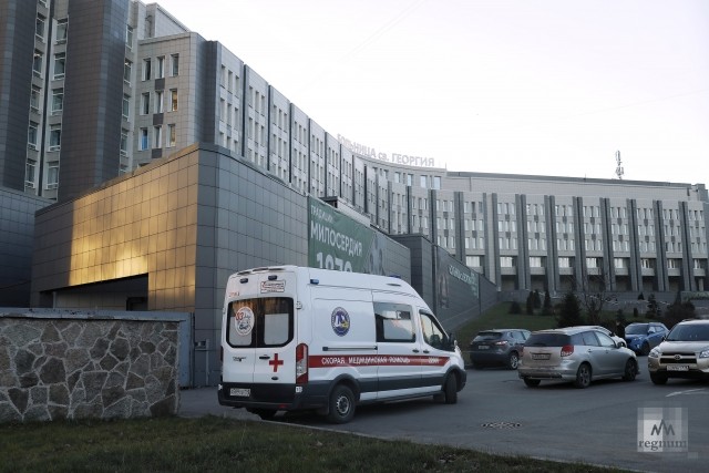 Автомобиль скорой помощи у больницы Святого Георгия в Петербурге