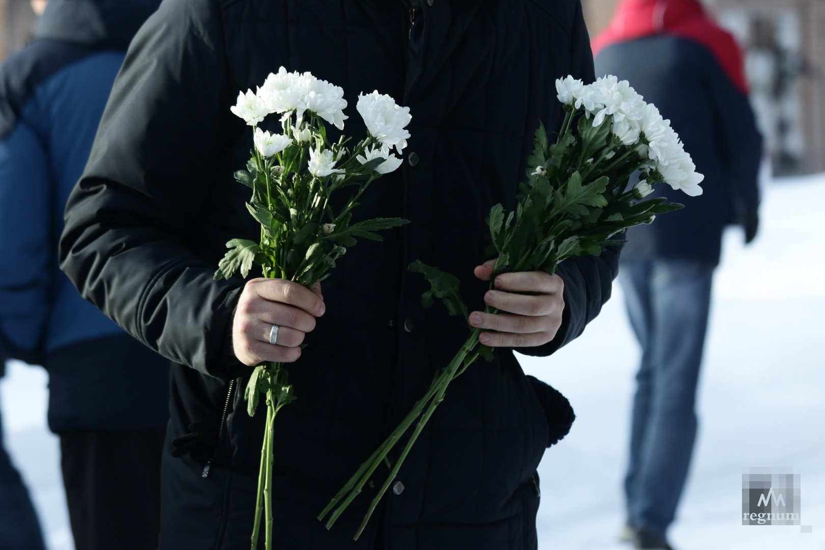 Коллеги и товарищи несут цветы к могиле Виктора Шатских  