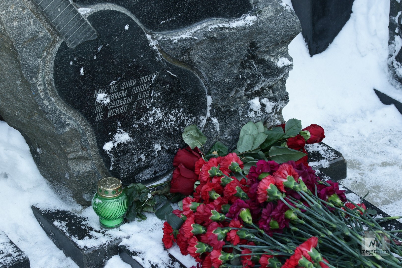 Цветы у могилы лейтенанта Шатских 