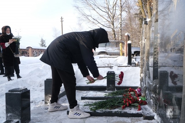Коллеги и товарищи несут цветы к могиле Виктора Шатских  