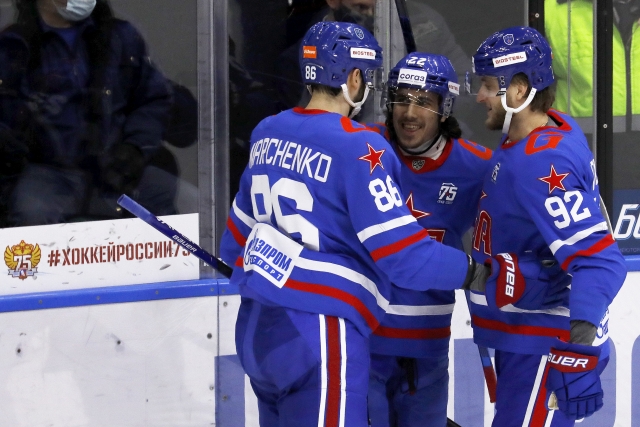Игроки команды СКА радуются забитой шайбе в ворота ХК «Сочи»  