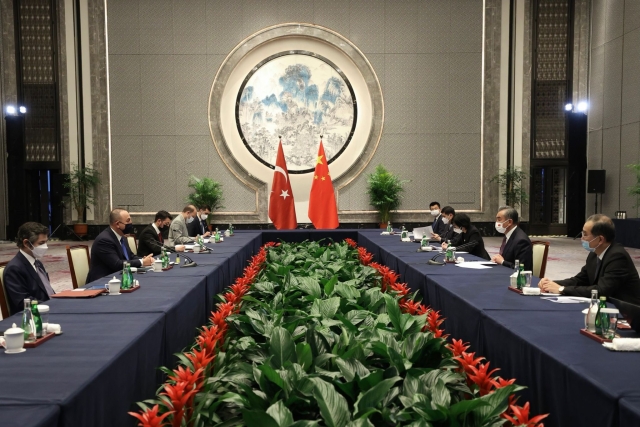 Встреча минстра иностранных дел Турции Мевлюта Чавушоглу с главой МИД Китая Ван И 