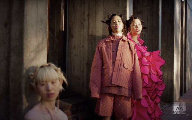 Кадр из клипа группы Chai на песню In Pink