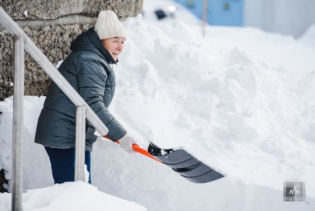 Сахалинцы расчищают снежные завалы