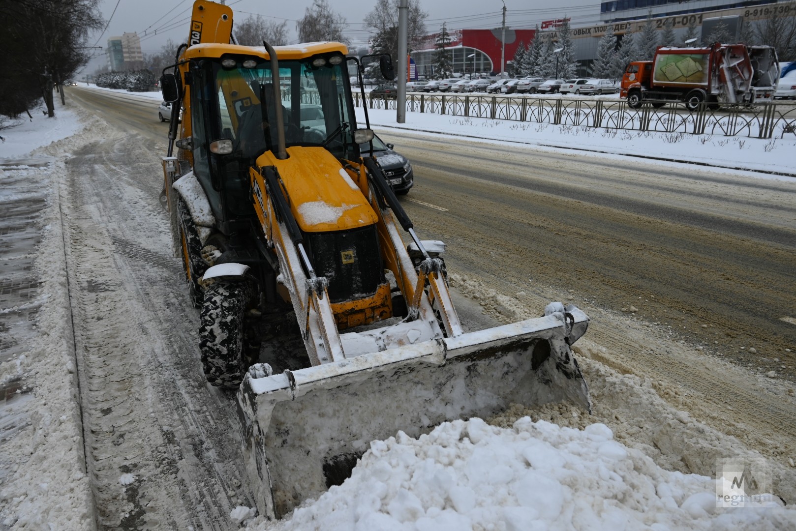 Коммунальные и дорожные службы убирают снег в городе