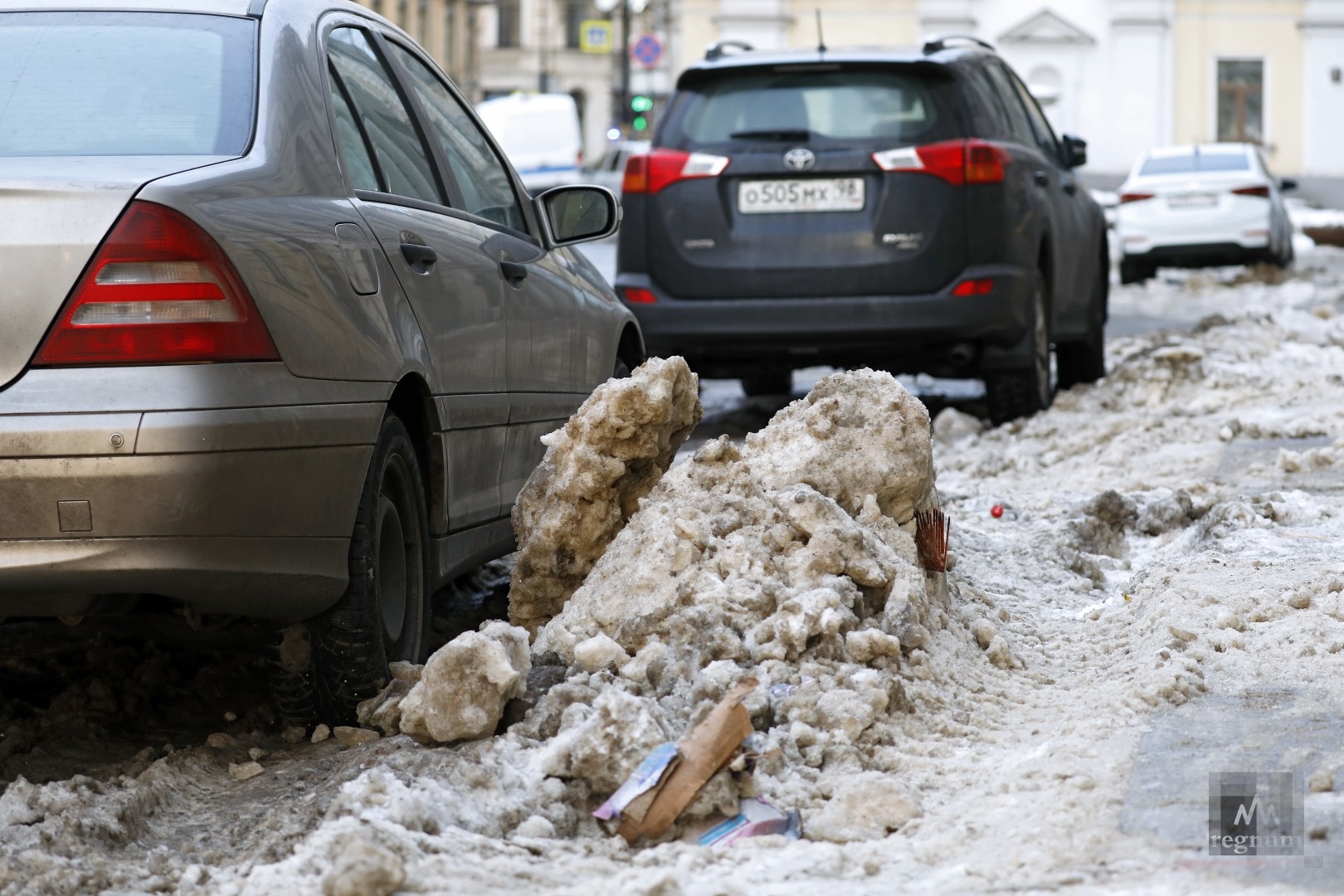Кучи снега на улицах Петербурга 