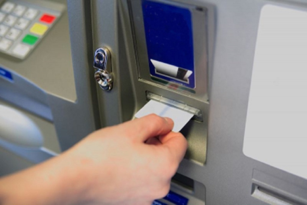 Челябинка попалась на краже 100 тыс. рублей из банкомата - ИА REGNUM