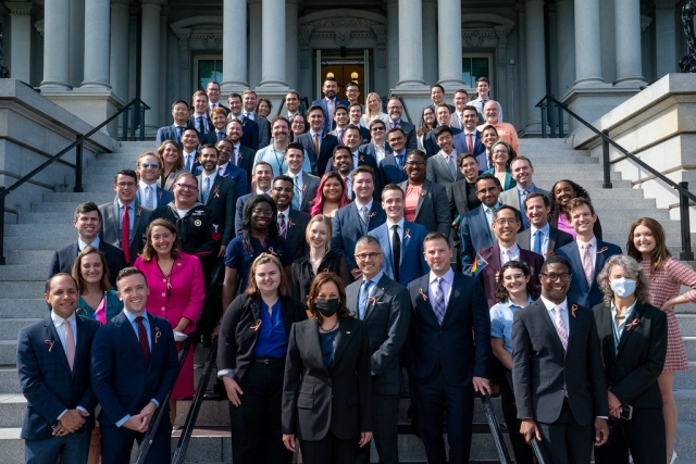 Вице-президент Камала Харрис позирует для фото с сотрудниками Белого дома, которые идентифицируют себя как ЛГБТКИ+
